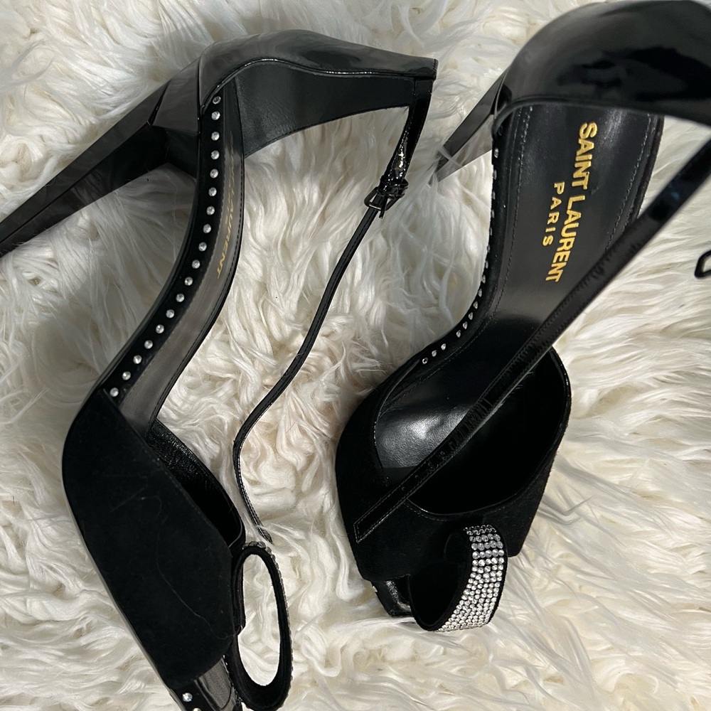 YSL Sandal size 40 in great condition. Only wear once to a party .